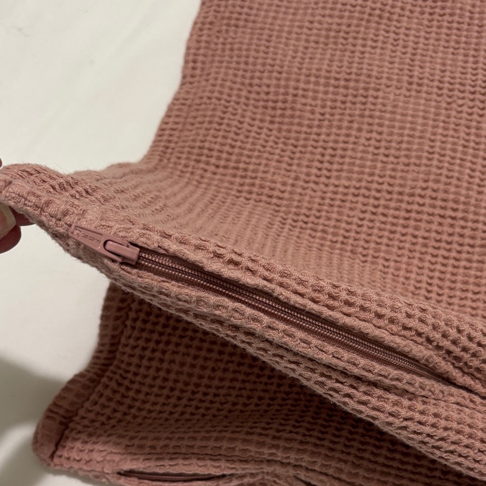 2 Pillow Shams - Picture 2 of 7